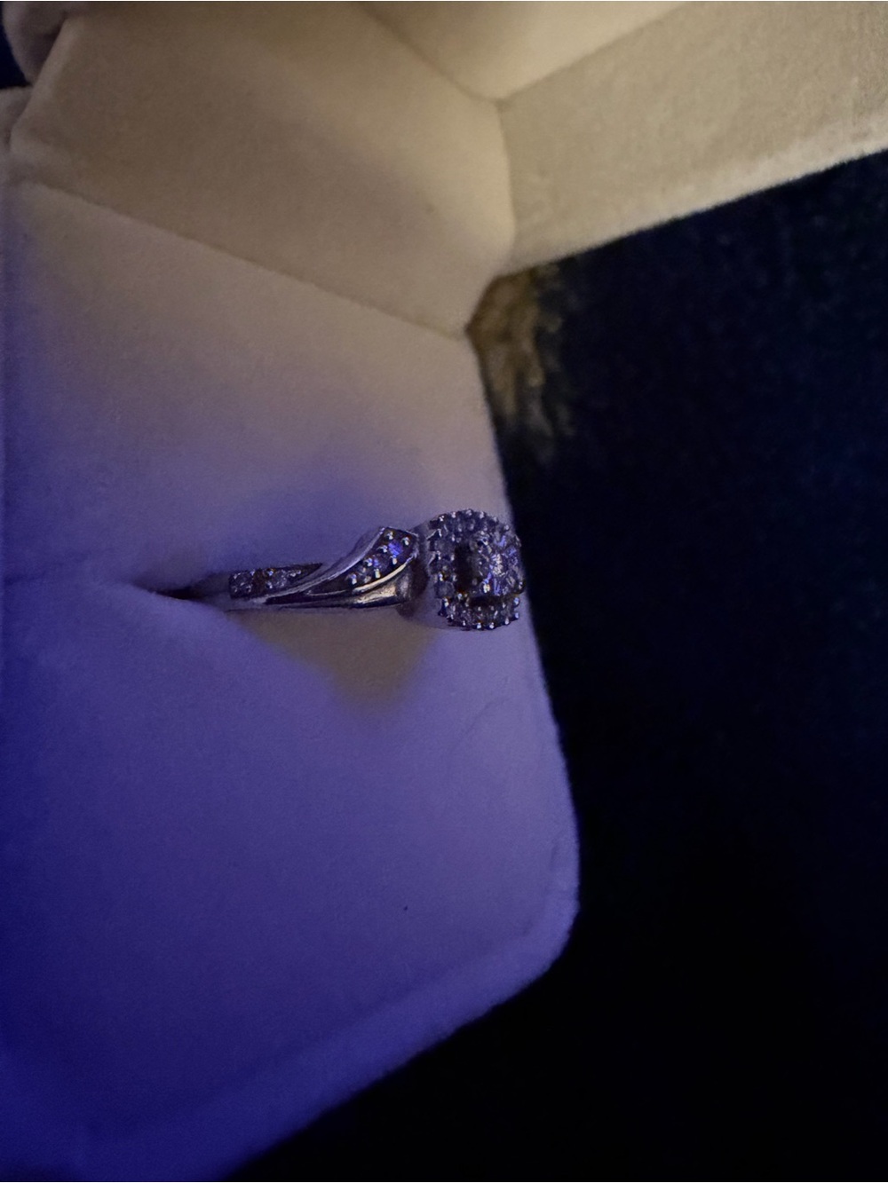 10k white gold Halo Round-Cut Diamond Engagement Ring - Picture 4 of 5